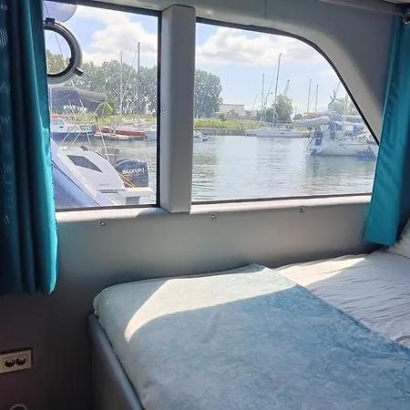船上ホテル Moonlight Houseboat