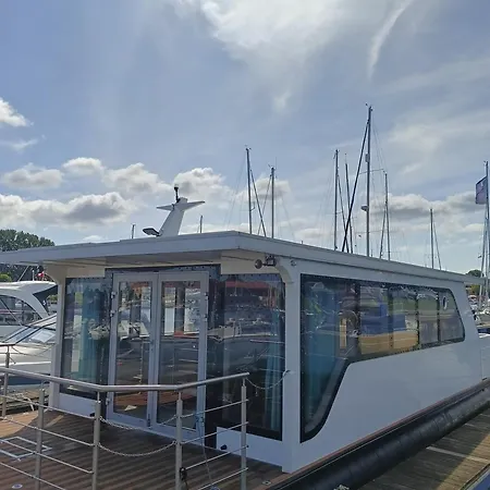 Moonlight Houseboat 船上ホテル シフィノウイシチェ