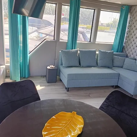 Moonlight Houseboat シフィノウイシチェ